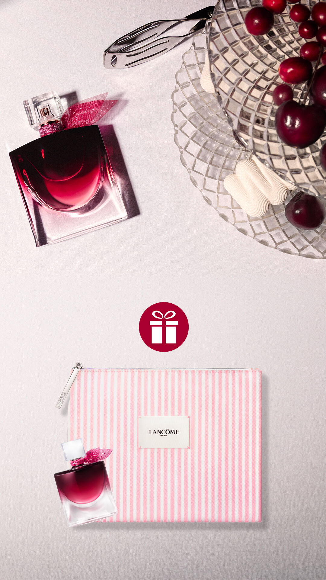 Sfeervolle banner van de Lancome La Vie Est Belle Very Cherry parfumfles in diepe kersenrode en roze tinten. De fles is versierd met een glinsterende roze strik en een artistieke kersensteel, gefotografeerd tegen een zachtroze, minimalistische achtergrond.