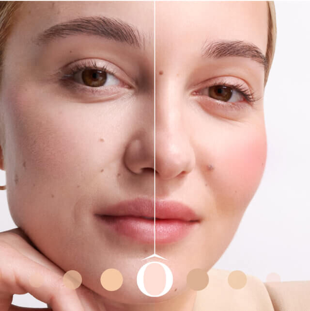 Een vrouw kijkt recht in de camera, met een neutrale uitdrukking en zichtbaar make-up op een kant van haar gezicht. De andere kant is natuurlijk en onbewerkt.