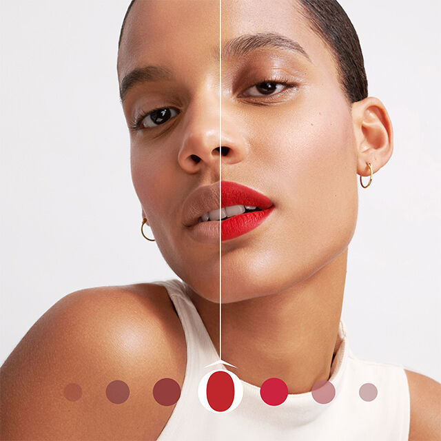 Een vrouw met een frisse look, half gezicht met een natuurlijke tint en de andere helft met heldere rode lippenstift. Onderaan zijn verschillende tinten weergegeven.