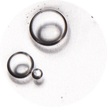 Verschillende transparante luchtbellen op een gladde witte achtergrond.