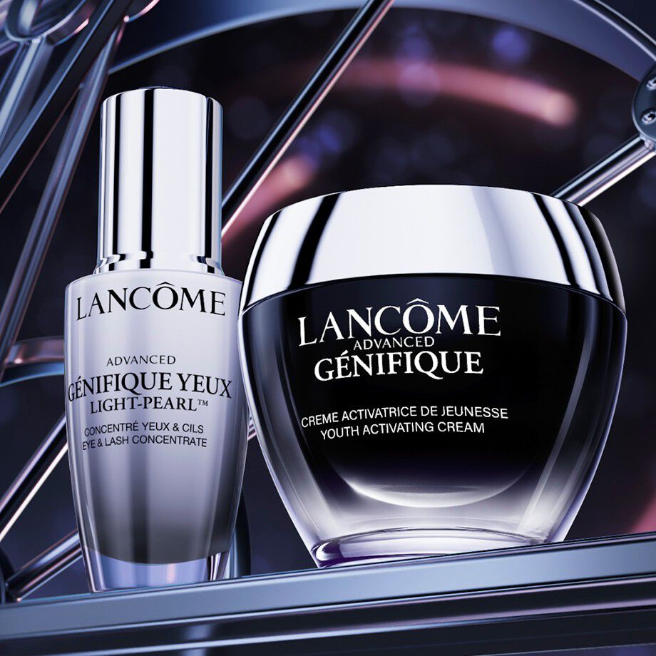 Lancome's Advanced Genifique Creme en Genifique Yeux Light-Pearl Serum samen weergegeven op een neutrale achtergrond.