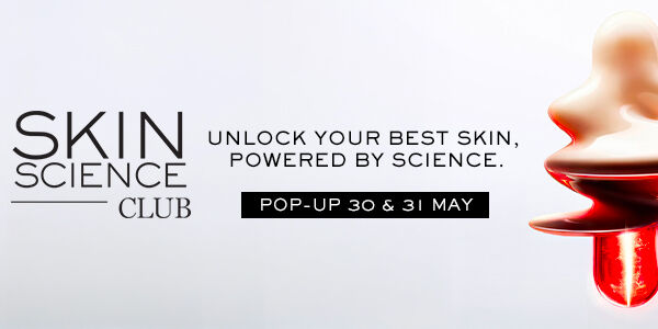 Een banner voor het Lancome Skin Science Club evenement, met de tekst "Ervaar de toekomst van huidverzorging" en de data 22-23 maart, vergezeld door een afbeelding van een vrouw met een futuristisch huidverzorgingsapparaat.