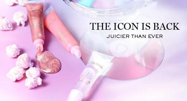 Een kleurrijke afbeelding met glanzende lipproducten en een cd, met de tekst "THE ICON IS BACK JUICIER THAN EVER" ernaast.