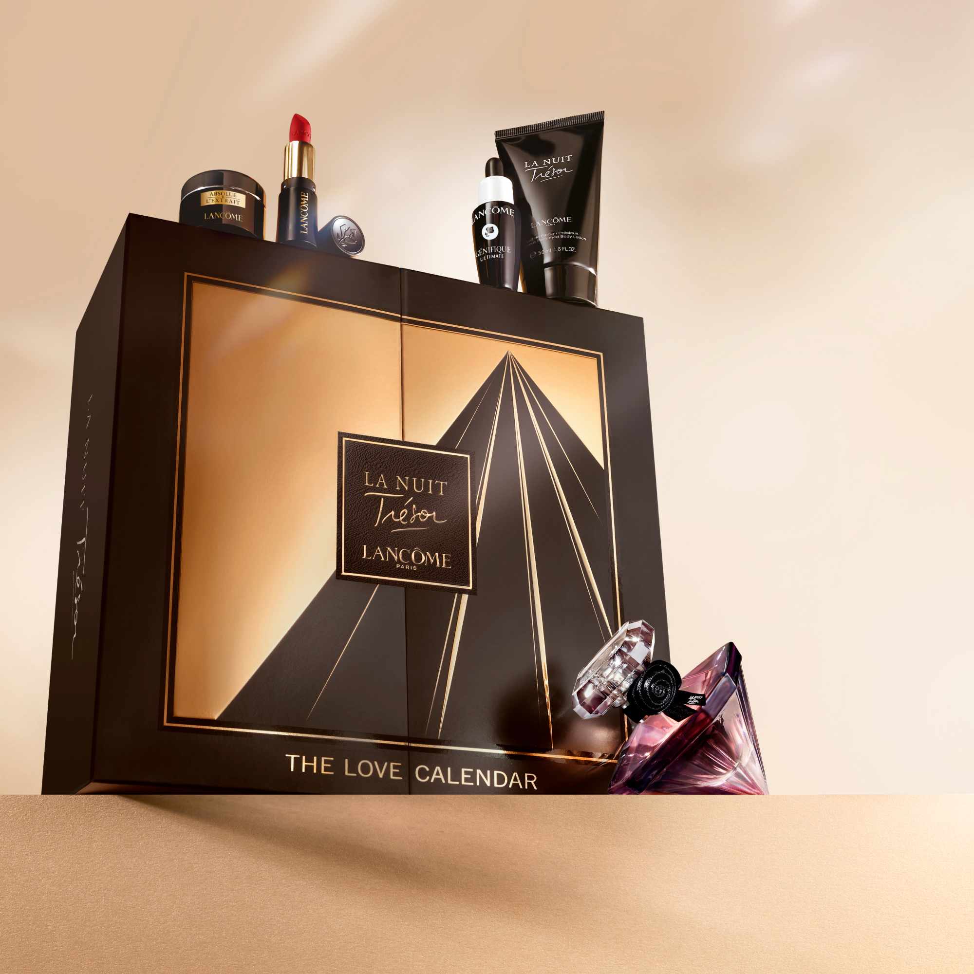 Een luxe cadeauverpakking van Lancôme met cosmetica en parfum in een elegante, gouden kalenderpresentatie.